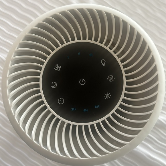 Chic levoit brand HEPA air filter vista 200, like new - Picture 3 of 4